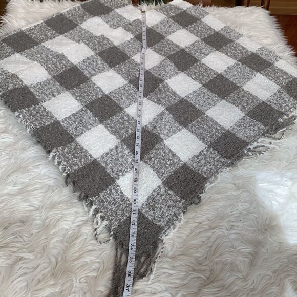 🍁SALE $10🍁 BUFFALO PLAID check poncho gray/white fringed RN125525 - Picture 9 of 10